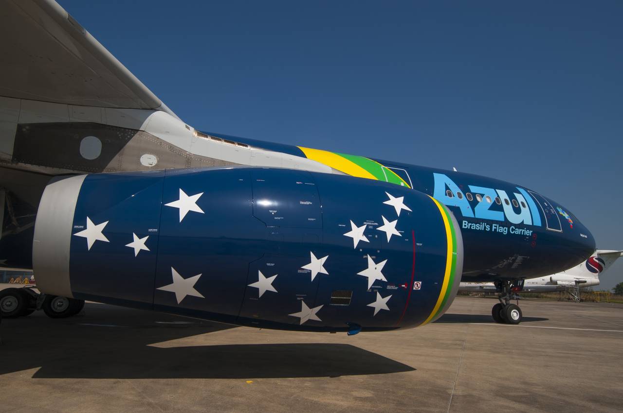 Azul plane in the colors of the Brazilian flag.  turbines have stars