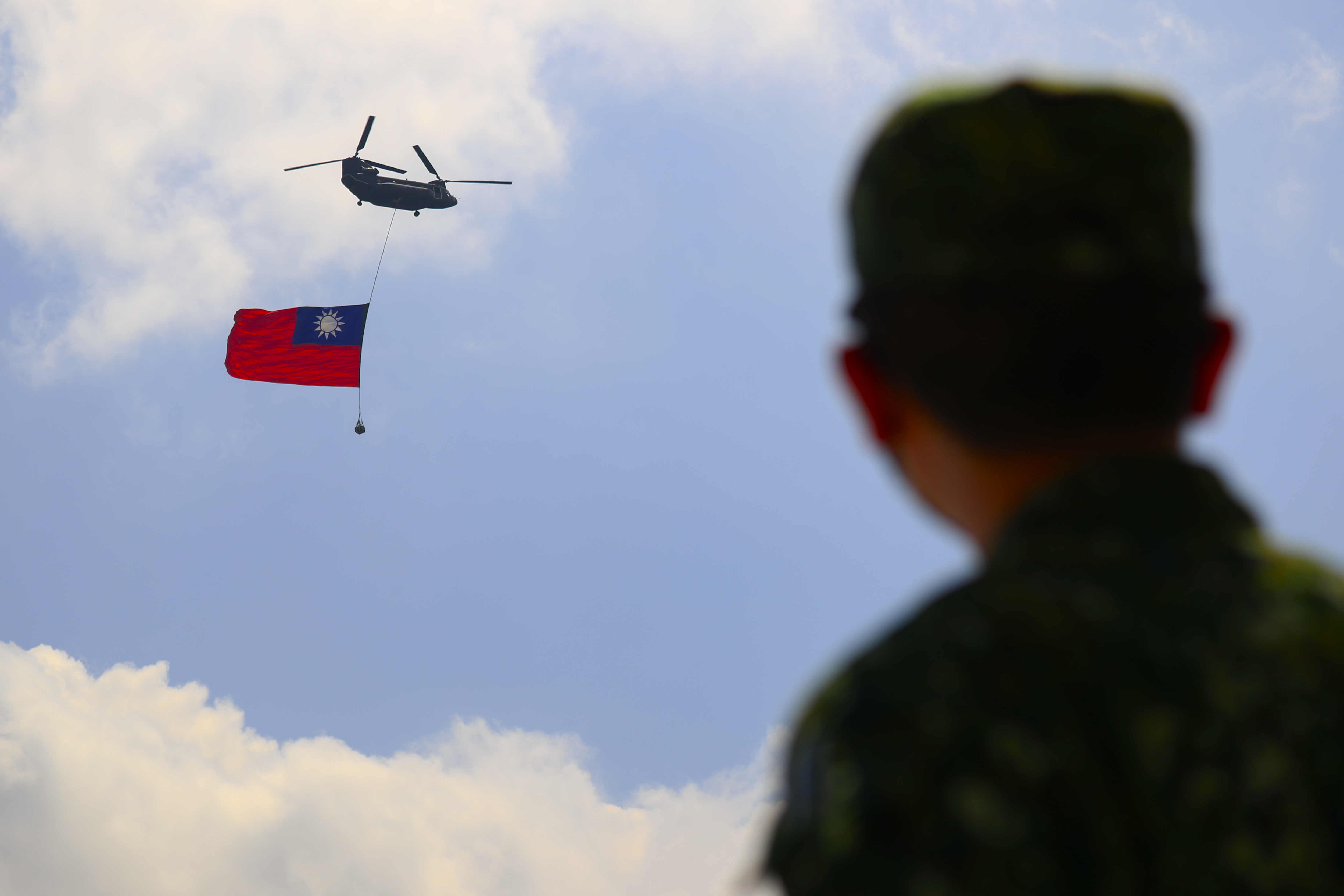 Helicopter holds Taiwanese flag during military training in Taiwan - 28/09/2021