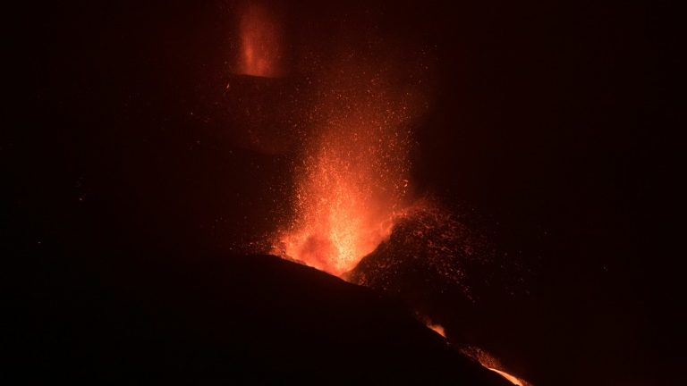 Volcanic ash causes new closure of La Palma airport