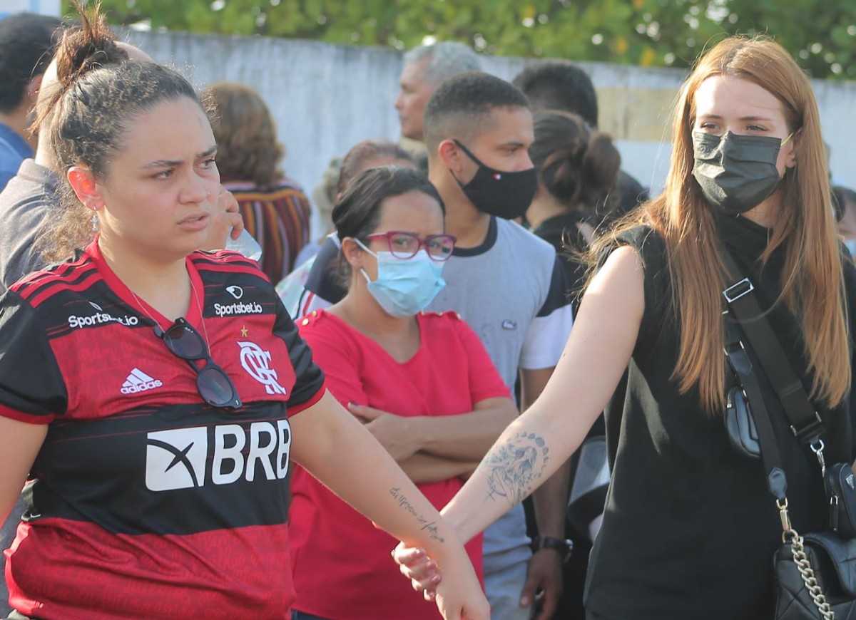 Luisa and Marcela McGowan at Morelio's funeral (Photo: Johan Bastos/Brazil News)