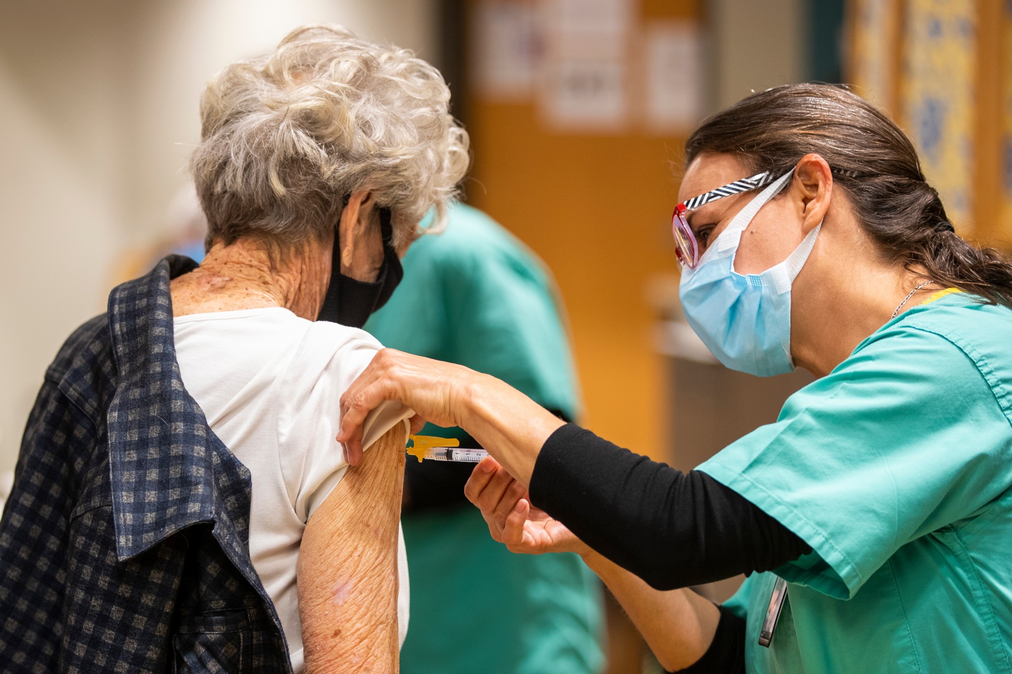 The fourth dose of the Covid-19 vaccine was given to people over 60 in Israel and made them three times more resistant to severe cases (Photo: Bima District)