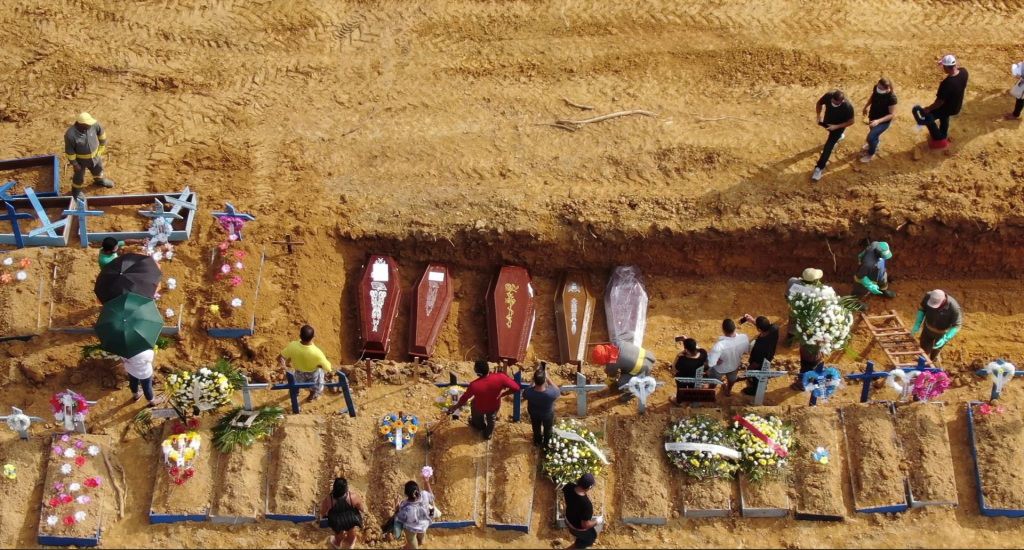 Covid-19 has already cut off more than 20.5 million years of life in the world.  Above: The burial of Covid-19 victims at the Nossa Senhora Aparecida cemetery, in Manaus (AM) (Photo: Alex Pazuello/Semcom)