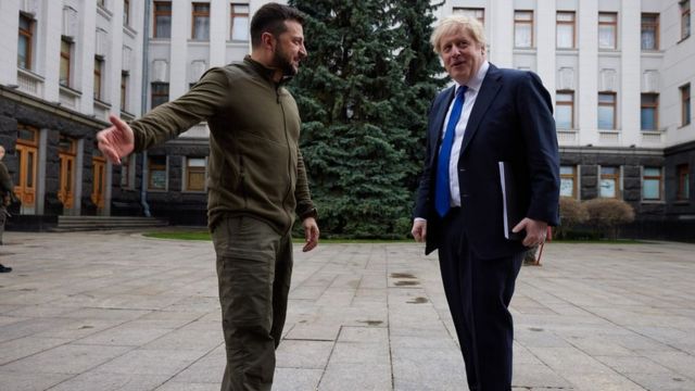 Ukrainian President Volodymyr Zhelensky welcomes British Prime Minister Boris Johnson in Kiev