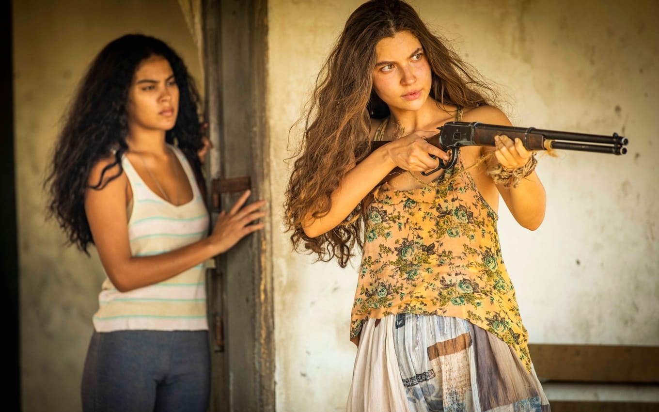 Moda (Bella Campos) and Juma (Alanis Guillen) in the Pantanal;  Daughter of Maria Marois (Juliana Pais) directs Venice to Tibério (Guito)