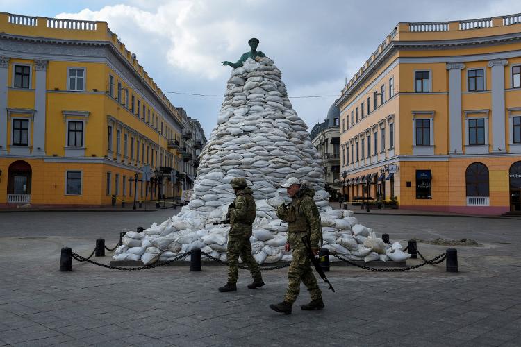 March 10, 2022 - Soldiers walk past a monument covered in sandbags in Odessa, Ukraine amid the Russian invasion - Alexandros Avramidis/Reuters - Alexandros Avramidis/Reuters