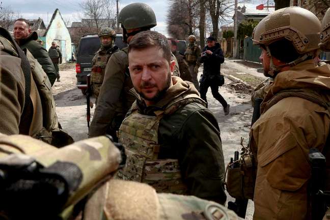 Volodymyr Zelensky visits Bucha, the city where civilian bodies were found after Russian troops withdrew