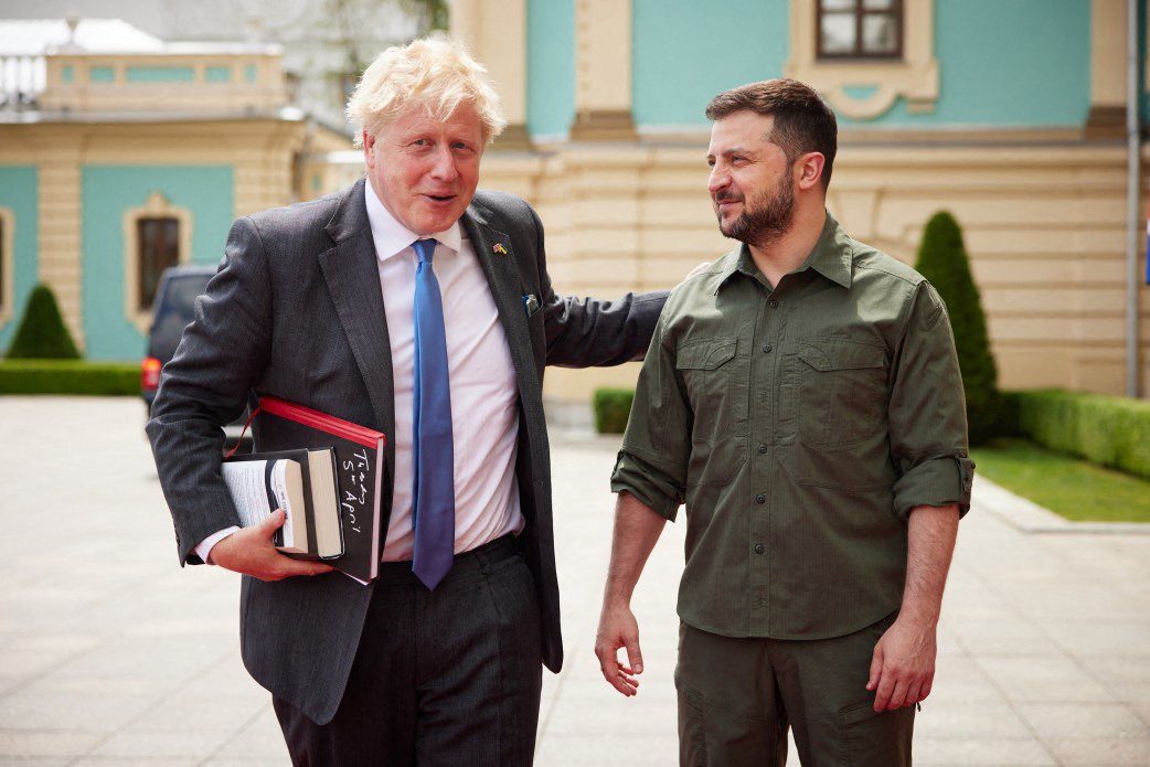 This handbook, taken and published by the Press Service of the President of Ukraine on June 17, 2022, shows the Prime Minister of the United Kingdom Boris Johnson being welcomed by the President of the United Kingdom Volodymyr Zhelensky (R) before the talks in the Ukrainian capital Kiev.  - In two months Johnson made his second visit to Kiev, where the Ukrainian president praised Britain and presented the Kiev military training program. "Firm" Support.  (Photo by Ukrainian Presidential Press Service / AFP) / Restricted to editorial use - Compulsory credit "AFP Photo / Ukrainian Presidential Press Service" - No marketing Advertising campaigns - Distributed as a service to customers