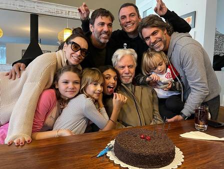 Reginaldo Faria brings together children and grandchildren for his 85th birthday