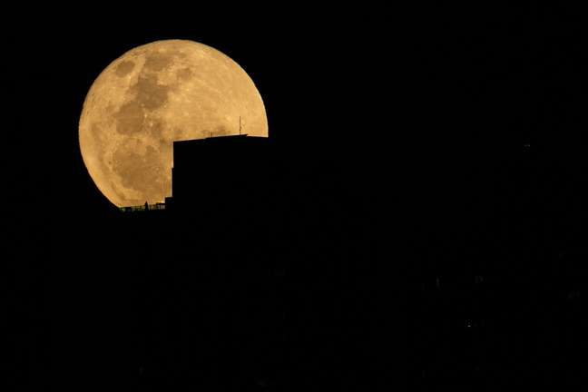 The full moon imposed itself in the sky of Belo Horizonte 